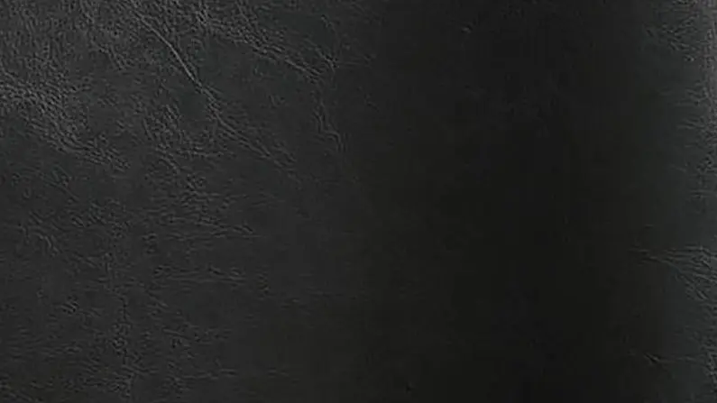 Czarna, gładka powierzchnia skóry z delikatną fakturą