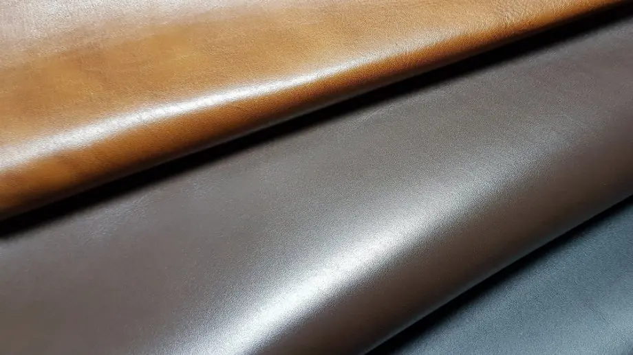Zwinięte arkusze skóry w brązowych i beżowych odcieniach o naturalnym połysku