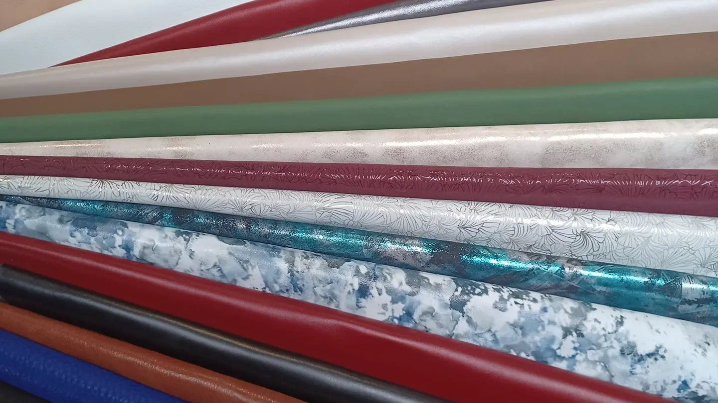 Wielokolorowe arkusze skóry ułożone w równoległe pasy