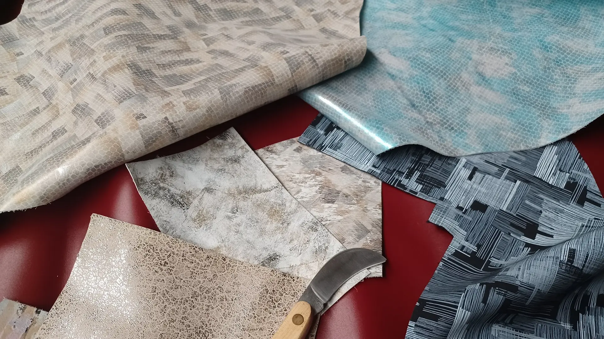 Fragmenty skóry o różnych wzorach i fakturach ułożone na kolorowym tle