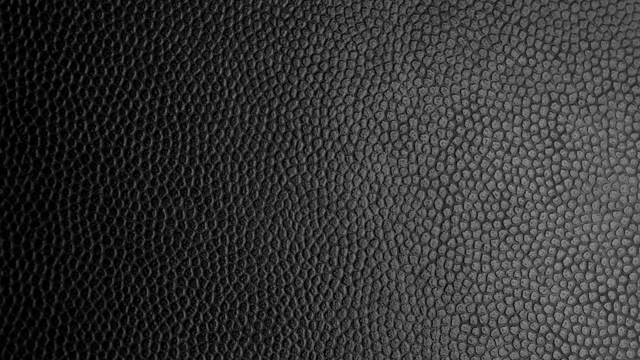 Czarna skóra o bardzo wyraźnej, gruboziarnistej fakturze